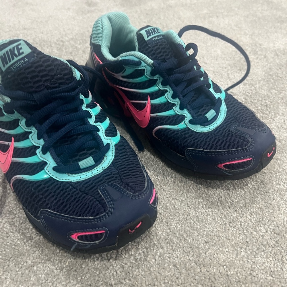 Womens 7 1/2 navy blue Nike Torch 4